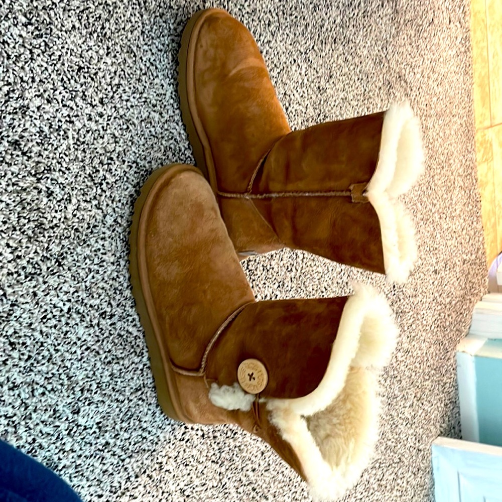 Bailey button Uggs. Excellent condition. Weather protectant sprayed.